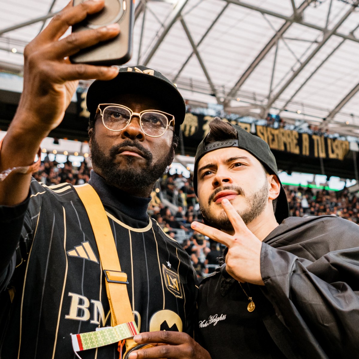 Dino en el estadio del LAFC en Los Ángeles junto a will.i.am.